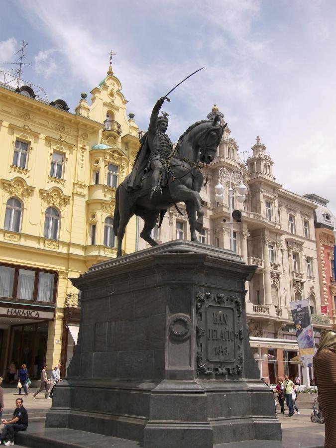 Studio Apartment With A View Of Ban Jelacic Square ザグレブ 部屋 写真