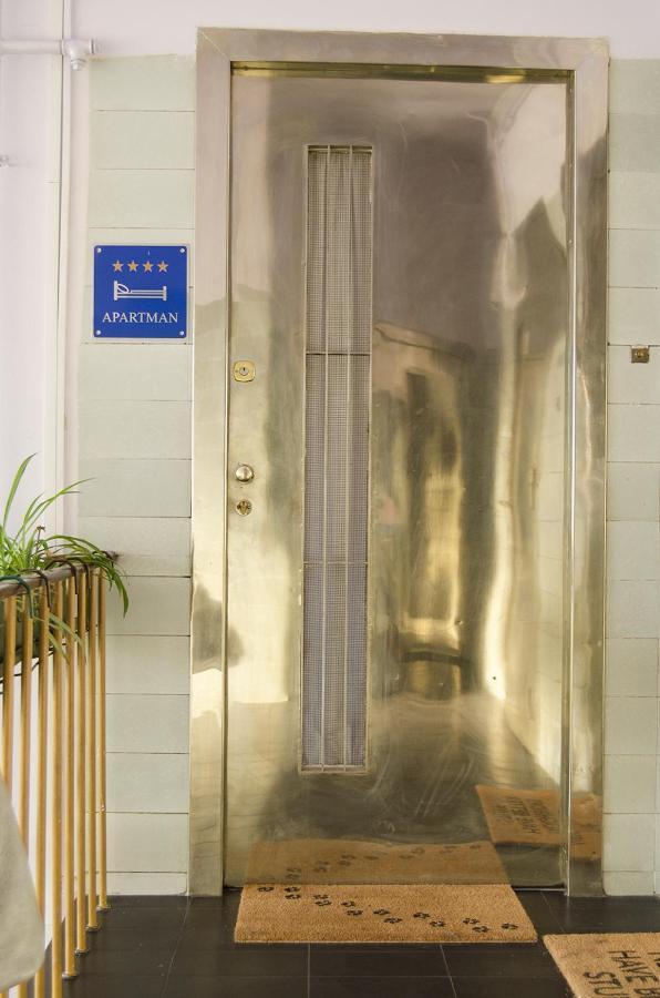 Studio Apartment With A View Of Ban Jelacic Square ザグレブ エクステリア 写真